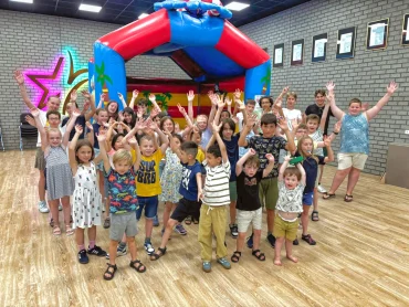 Laatste repetitie voor zomervakantie: leerlingen genieten van spellencircuit en watergevecht